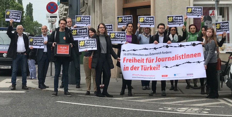 Aktion vor der türkischen Botschaft: Lasst die JournalistInnen frei!