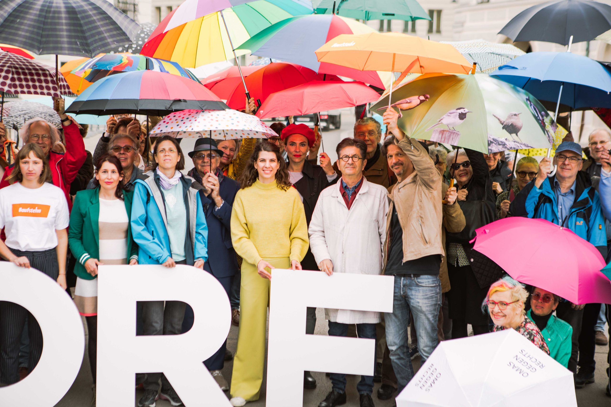 Rettung des ORF – Aktion von #aufstehn, Presseclub Concordia und Reporter ohne Grenzen vor dem Bundeskanzleramt